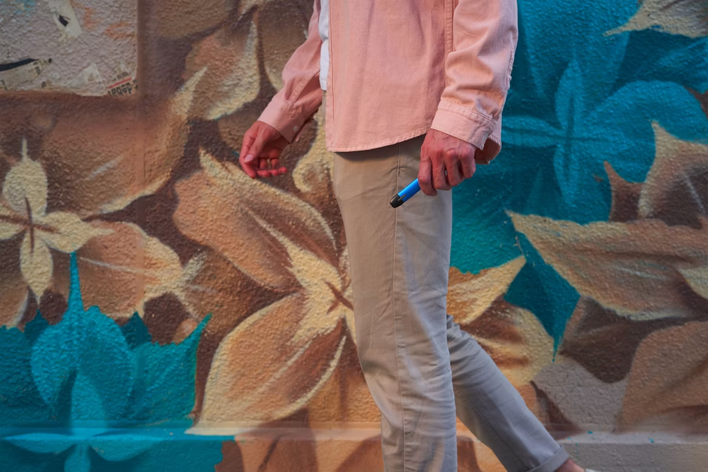 Le chino, pièce caméléon : 6 façons de le porter cet automne